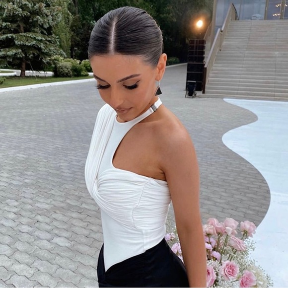 One Sleeve Twist Bodysuit - Picture 2 of 7